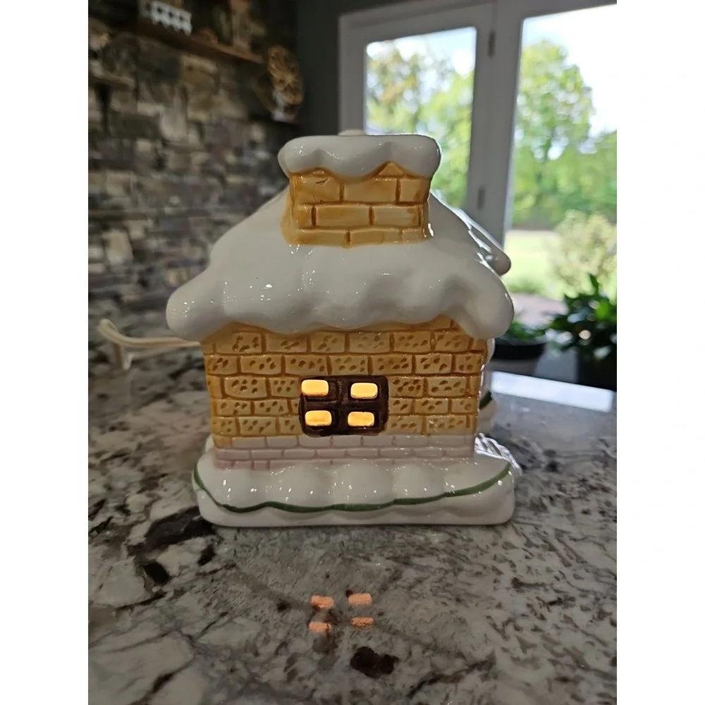 Vintage‎ Ceramic Light Up Christmas Lamp (With Original Box)